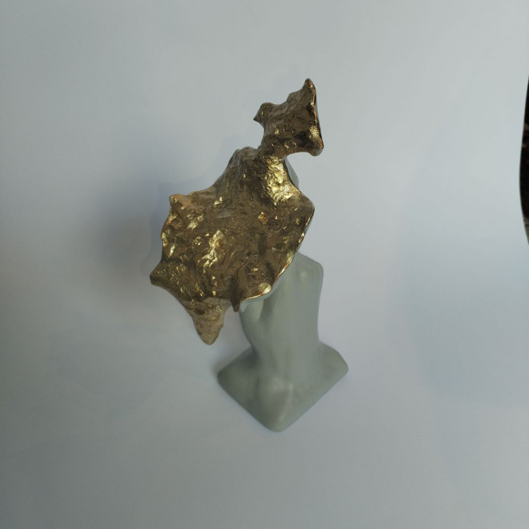 GRÅ-GULD SKULPTUR HEMLIGT